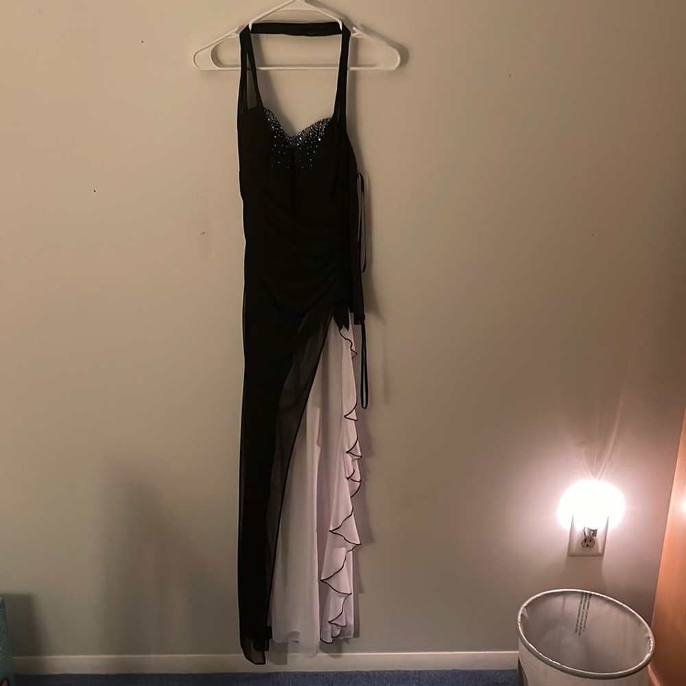 Black & White Size 1 with an open back zip up prom dress!